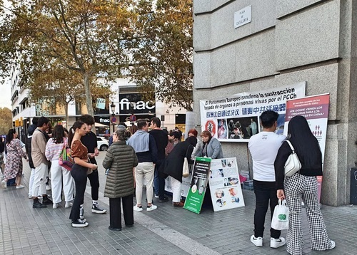 Image for article Barcelona, Spanyol: Memberitahu Orang-orang tentang Falun Dafa dan Meningkatkan Kesadaran tentang Penganiayaan