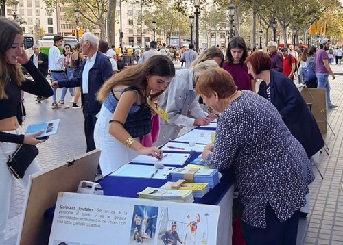 Image for article Barcelona, Spanyol: Publik Mengecam Penganiayaan Terhadap Falun Dafa Selama Acara di Plaza Catalunya