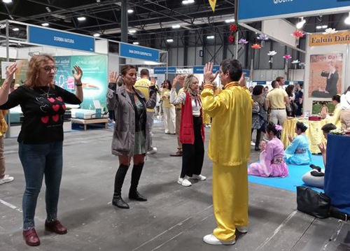 Image for article Spanyol: Pengunjung Tersentuh dengan Prinsip Falun Dafa di BioCultura Madrid 2022