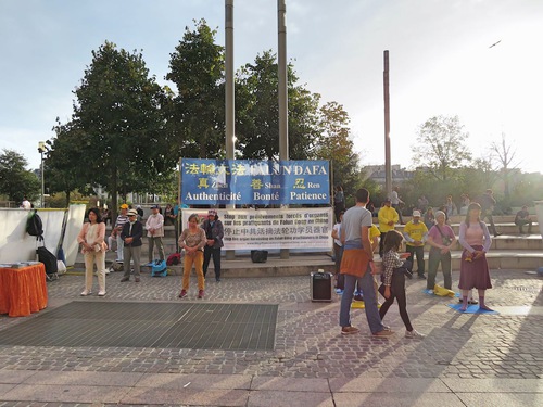 Image for article Paris, Prancis: Kegiatan Luar Ruang Menarik Dukungan untuk Mengakhiri Penganiayaan Falun Gong di Tiongkok