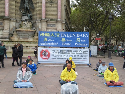 Image for article Paris, Prancis: Orang-orang Mengecam Penganiayaan Rezim Tiongkok terhadap Falun Gong