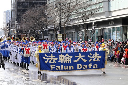 Image for article Montreal: Tian Guo Marching Band Berpartisipasi dalam Parade Sinterklas Pertama yang Digelar Setelah Pandemi