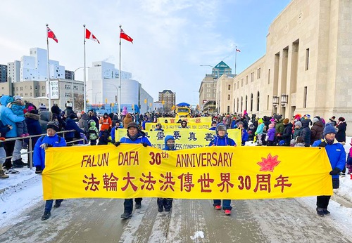 Image for article Kanada: Falun Dafa Disambut Hangat di Parade Santa Winnipeg 