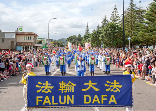 Image for article Selandia Baru: Praktisi Falun Dafa Memenangkan Hadiah Pertama dalam Pawai Natal