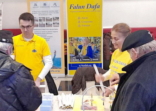 Image for article Rumania: Memperkenalkan Falun Dafa di Pameran Kesehatan Tubuh, Pikiran dan Jiwa