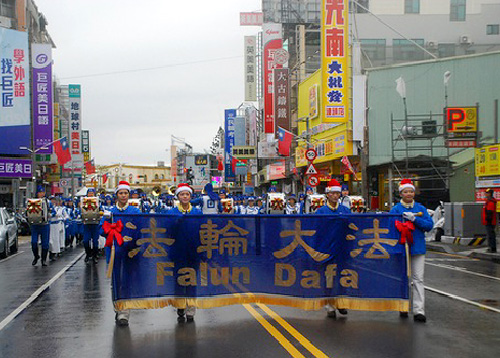 Image for article Chiayi, Taiwan: Tian Guo Marching Band Dipuji Selama Parade Festival Band Internasional
