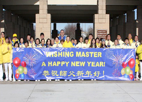 Image for article Texas, AS: Praktisi di Dallas Mengucapkan Selamat Tahun Baru kepada Guru