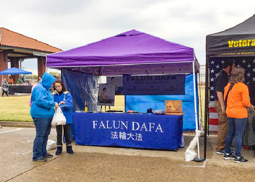 Image for article Little Rock, Arkansas: Memperkenalkan Falun Dafa di Acara Komunitas