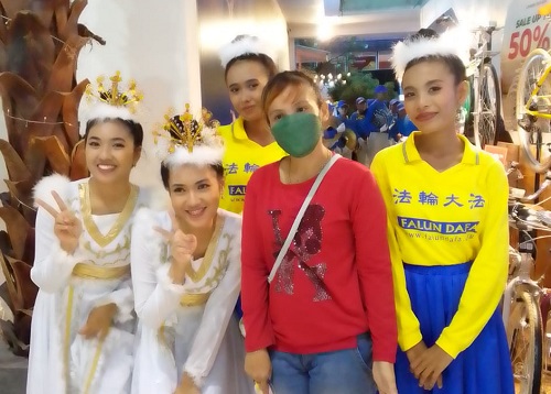 Image for article Bali: Memperkenalkan Falun Dafa dalam Perayaan Malam Natal di Mall