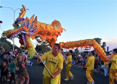 Image for article Banbury, Australia Barat: Penonton Memuji Falun Dafa di Parade Natal