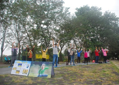 Image for article Chiayi, Taiwan: Praktisi Mengadakan Kegiatan di Danau Renyi untuk Meningkatkan Kesadaran akan Penganiayaan