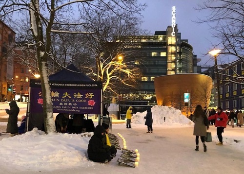 Image for article Helsinki, Finlandia: Memperkenalkan Falun Gong dengan Nyala Lilin di Hari Hak Asasi Manusia