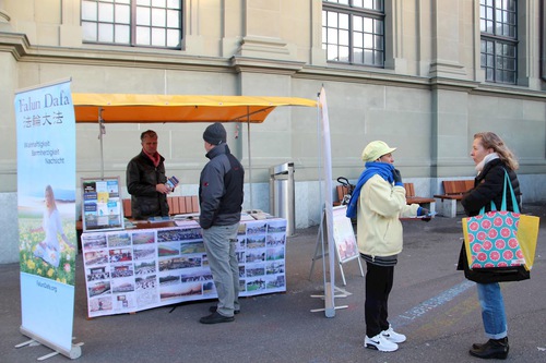 Image for article Bern, Swiss: Praktisi Falun Gong Meningkatkan Kesadaran akan Penganiayaan Rezim Komunis Tiongkok