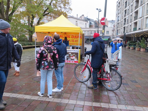 Image for article Prancis: Para Praktisi Berkumpul dan Meningkatkan Kesadaran akan Falun Dafa di Strasbourg