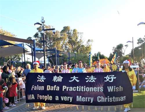 Image for article Australia Barat: Falun Dafa Memenangkan Hadiah Pertama di Pawai Natal Mandurah