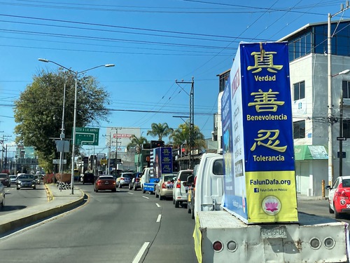Image for article Meksiko: Pawai Mobil di Puebla Untuk Memperkenalkan Falun Dafa dan Mengungkap Kejahatan PKT