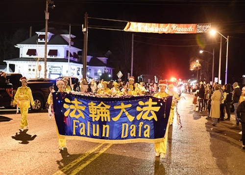 Image for article New Jersey: Warga Menyambut Falun Dafa pada Parade Hari Natal di Egg Harbor