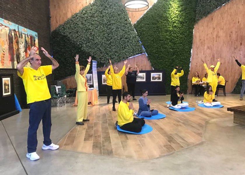Image for article Ankara, Turki: Memperkenalkan Falun Dafa di Pusat Perbelanjaan