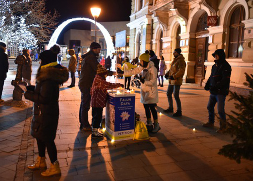 Image for article Nitra, Slovakia: Menandatangani Petisi untuk Mendukung Falun Gong pada Kegiatan Hari Hak Asasi Manusia Internasional