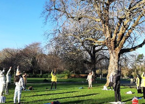 Image for article Irlandia: Orang-orang Belajar Falun Dafa di Taman Dublin