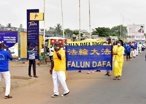 Image for article Togo, Afrika: Praktisi Mengadakan Pawai dan Mengucapkan Selamat Tahun Baru kepada Guru Li untuk Merayakan 10 Tahun Pengenalan Falun Dafa ke Togo
