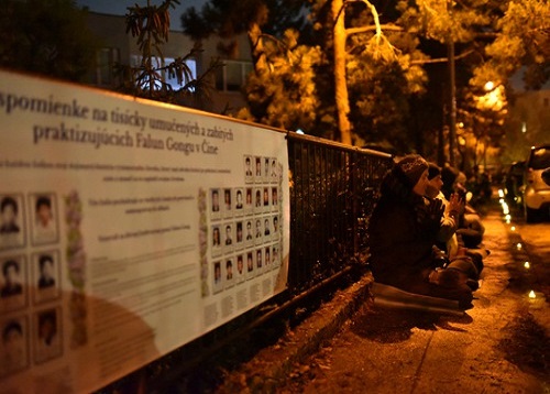 Image for article Slovakia: Praktisi Falun Dafa Mengadakan Nyala Lilin di Depan Kedutaan Besar Tiongkok di Bratislava