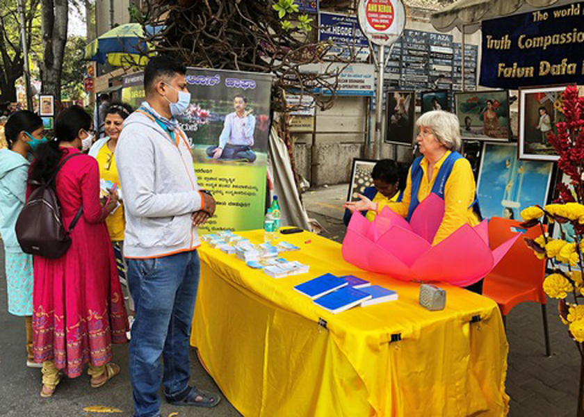Image for article India: Memperkenalkan Falun Dafa di Pameran “Art for All” di Bangalore