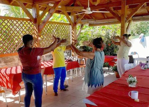 Image for article Guadeloupe, Prancis: Memperkenalkan Falun Dafa di Pusat Komunitas dan di Pantai