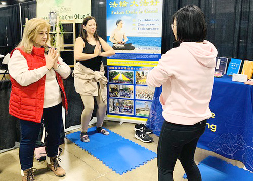 Image for article Toronto: Peserta Golf and Travel Show Mempelajari tentang Falun Dafa