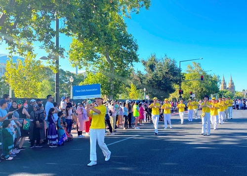 Image for article Adelaide, Australia Selatan: Praktisi Menampilkan Keindahan Falun Dafa di Parade Hari Kemerdekaan Australia