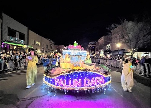 Image for article Praktisi Falun Dafa Berpartisipasi dalam Colorado Light Parade