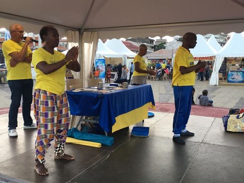Image for article Guadeloupe: Praktisi Mengadakan Kegiatan Klarifikasi Fakta dan Memperkenalkan Falun Dafa Di Tengah Perlombaan Layar Transatlantik