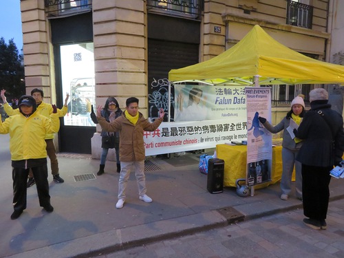 Image for article Prancis: Prinsip Falun Dafa Dipuji oleh Orang-Orang di Paris