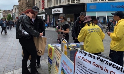 Image for article Liverpool, Inggris: Meningkatkan Kesadaran akan Falun Dafa pada Perayaan Tahun Baru Imlek