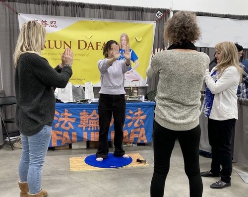 Image for article Winnipeg, Kanada: Memperkenalkan Falun Dafa di Pameran Kesehatan dan Kebugaran