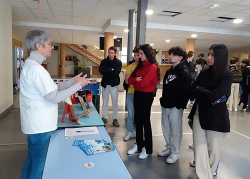 Image for article Prancis: Memperkenalkan Falun Dafa kepada Siswa dan Guru Sekolah Menengah Atas