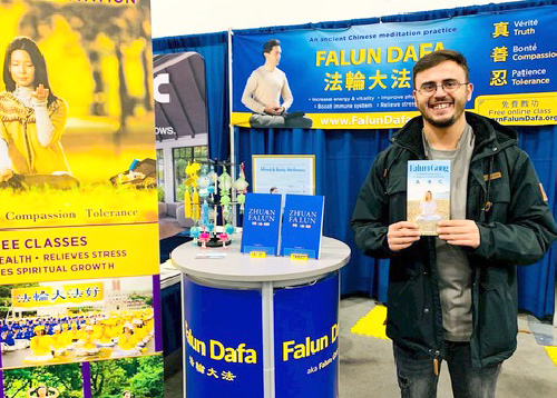 Image for article Toronto, Kanada: Peserta Pameran Mempelajari Falun Dafa