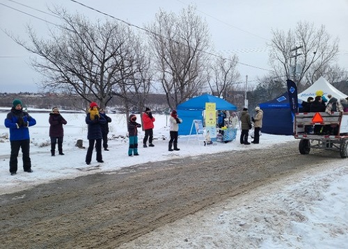 Image for article Sherbrooke, Kanada: Memperkenalkan Falun Dafa di Festival Musim Dingin