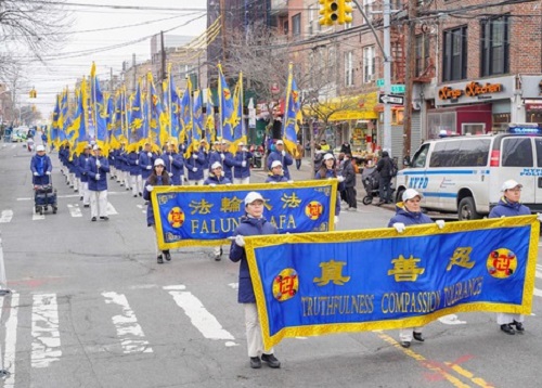 Image for article New York: Penonton Tionghoa Memuji Falun Dafa Selama Pawai Akbar