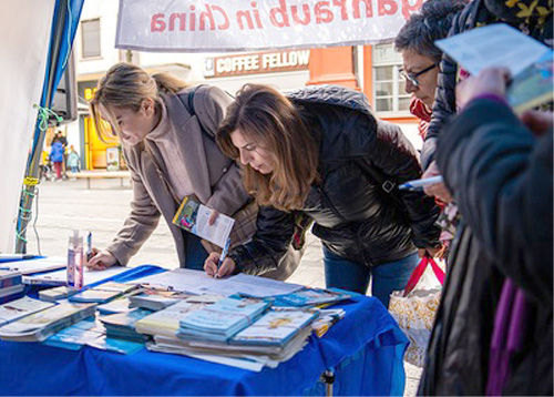 Image for article Mannheim, Jerman Orang-orang Menandatangani Petisi untuk Mengakhiri Penganiayaan terhadap Falun Gong
