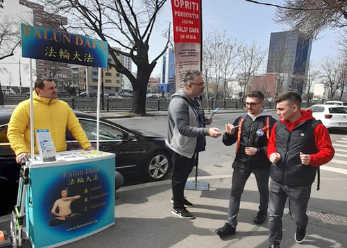 Image for article Rumania: Praktisi Menyebarkan Fakta Falun Dafa dan Mendapatkan Dukungan dari Publik