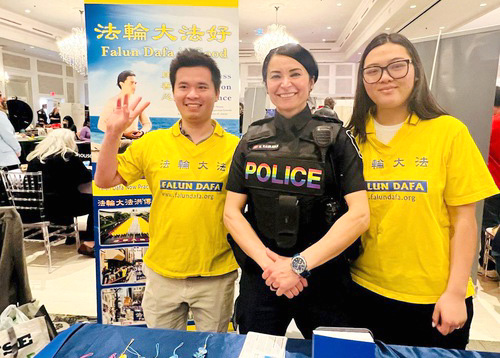 Image for article Ontario, Kanada: Orang-orang Mempelajari Tentang Falun Dafa Selama Acara Internasional Melawan Diskriminasi