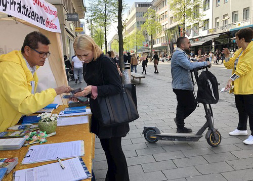 Image for article Jerman: Memperingati Permohonan Damai 25 April, Orang-Orang di Mannheim Mendukung Falun Gong