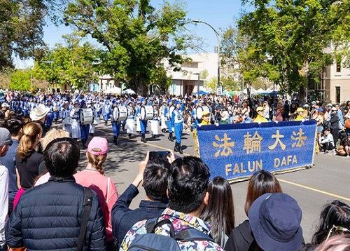 Image for article California, AS: Penonton Memuji Tian Guo Marching Band sebagai Peserta Terbaik di UC Davis Parade