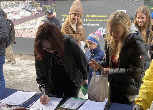 Image for article Finlandia: Orang-orang di Helsinki Menandatangani Petisi untuk Menentang Penganiayaan terhadap Falun Gong di Tiongkok