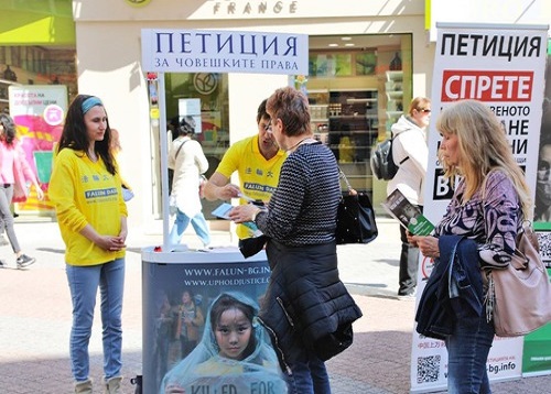 Image for article Bulgaria: Penduduk dan Turis Mempelajari Tentang Falun Dafa dan Penganiayaan di Tiongkok