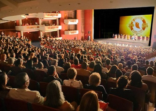Image for article Penonton Teater di Swiss, Kanada, dan Amerika Serikat Tersentuh oleh Shen Yun: “Budaya Tradisional dengan Kekuatan Artistik yang Luar Biasa”