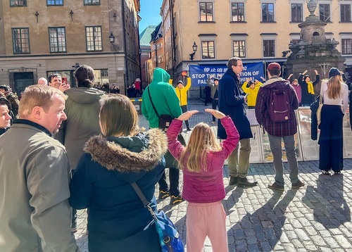 Image for article Swedia: Turis Memuji Kekuatan Belas Kasih dan Memberi Semangat Praktisi untuk Mengakhiri Penganiayaan