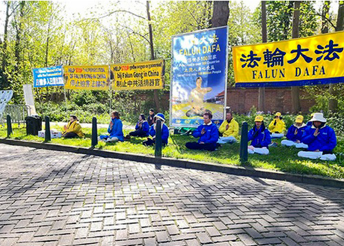 Image for article Belanda: Orang-orang Memuji Falun Dafa di Acara Peringatan Permohonan Damai 25 April