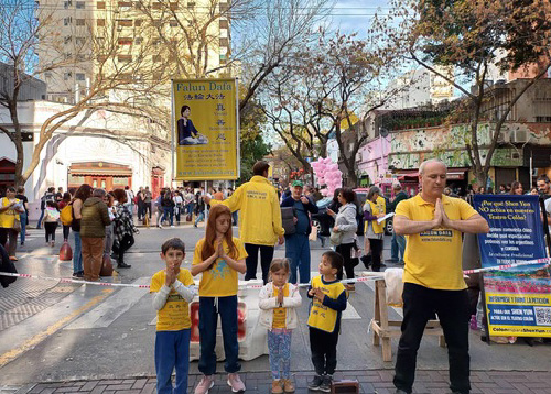 Image for article Praktisi Argentina Mengadakan Acara untuk Merayakan Hari Falun Dafa